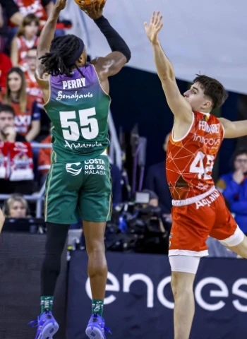 El Unicaja asalta Manresa al son de Kendrick Perry (92-98)