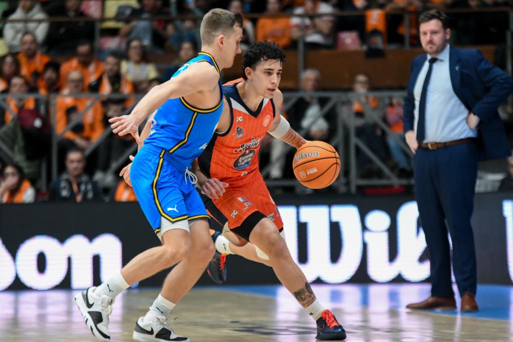 Leyma Coruña Shows Leader's Poise to Extend Lead