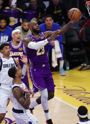 NBA: LeBron James hace historia con un triple-doble en la victoria de Los Angeles Lakers ante Dallas Mavericks (124-104)