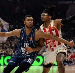 EuroLeague: Crvena Zvezda vence 91-81 a Anadolu Efes y corta su racha negativa con una exhibición exterior de Jared Butler