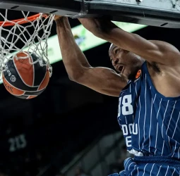 Efes asegura la continuidad del espectacular Kai Jones hasta 2028