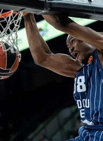 Efes asegura la continuidad del espectacular Kai Jones hasta 2028