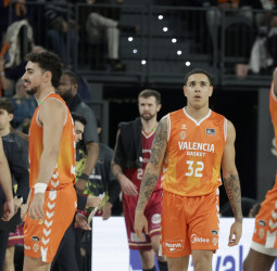 Una tempranera lluvia de triples del Valencia deja sin respuesta al Hiopos, 101-65