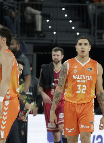 Una tempranera lluvia de triples del Valencia deja sin respuesta al Hiopos, 101-65