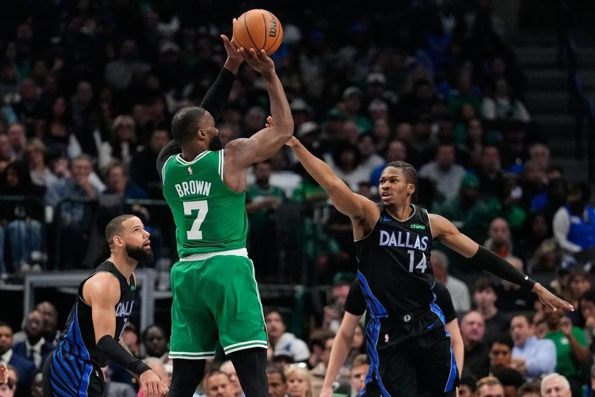 NBA: Jaylen Brown guía a Boston Celtics en Dallas pese a la noche histórica de Cooper Flagg (110-100)