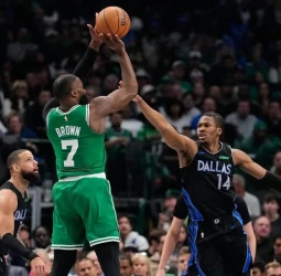 NBA: Jaylen Brown guía a Boston Celtics en Dallas pese a la noche histórica de Cooper Flagg (110-100)