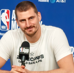 Nikola Jokić, en estado puro: caballos, liderazgo, leyendas internacionales y la longevidad de LeBron