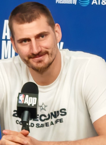 Nikola Jokić, en estado puro: caballos, liderazgo, leyendas internacionales y la longevidad de LeBron