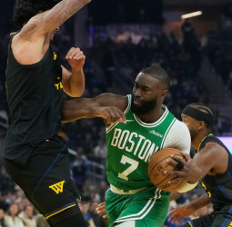 NBA: Jaylen Brown firma triple-doble y Boston Celtics vence 121-110 a Golden State Warriors sin Stephen Curry
