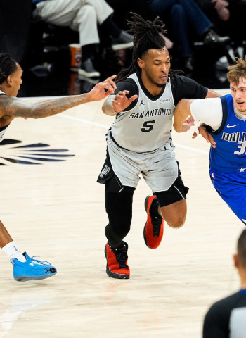 NBA: Stephon Castle impulsa a los San Antonio Spurs ante los Dallas Mavericks con un triple-doble histórico (138-125)