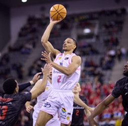 Kuath y Brussino imponen su ley en Granada (83-90)