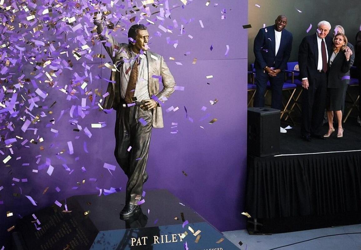 NBA: Los Angeles Lakers inauguran estatua de Pat Riley en homenaje al arquitecto del Showtime