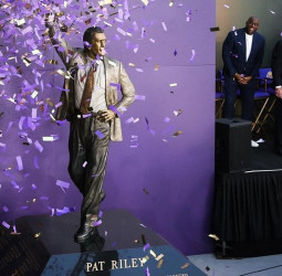 NBA: Los Angeles Lakers inauguran estatua de Pat Riley en homenaje al arquitecto del Showtime