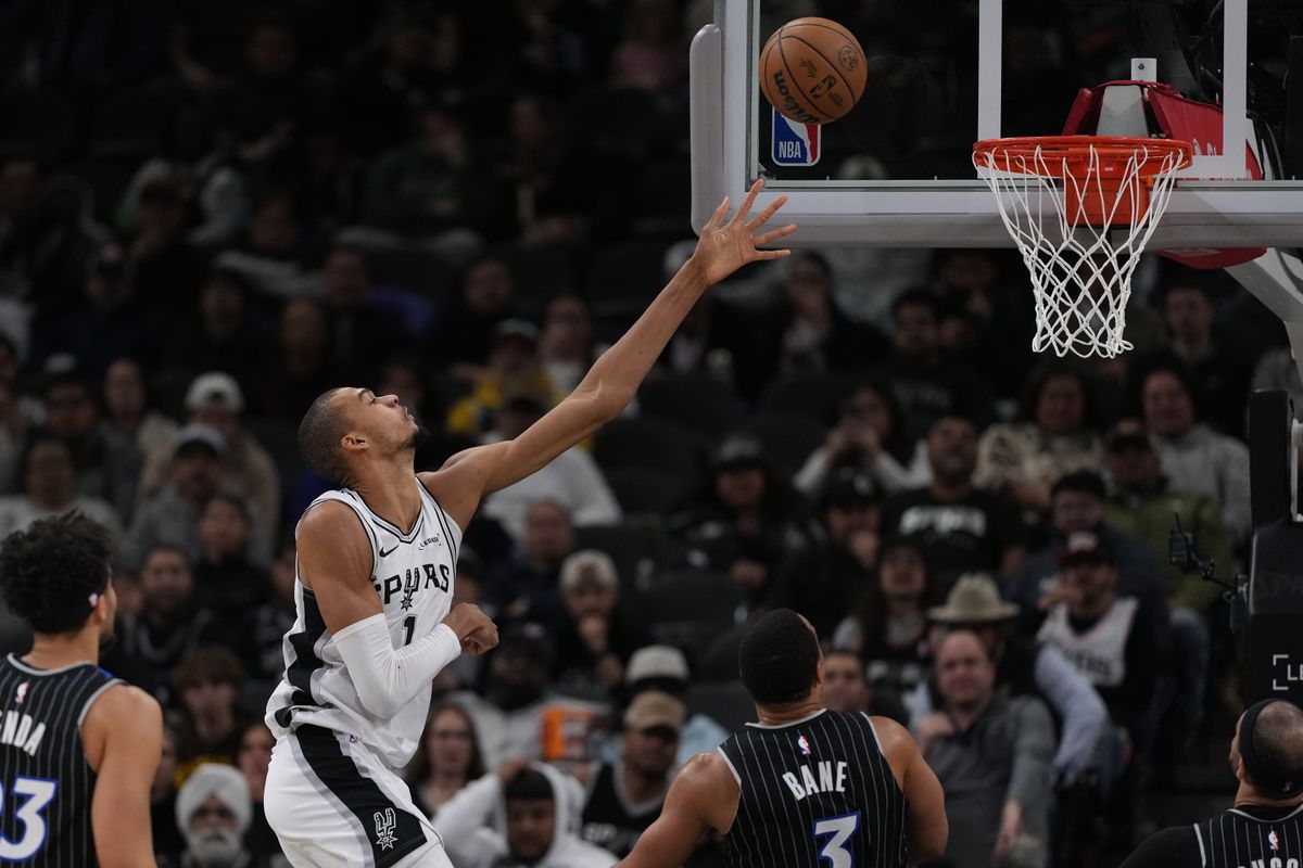 NBA: Victor Wembanyama impulsa a San Antonio Spurs en un partido marcado por el retraso ante Orlando Magic (103-112)