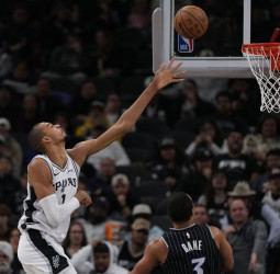 NBA: Victor Wembanyama impulsa a San Antonio Spurs en un partido marcado por el retraso ante Orlando Magic (103-112)