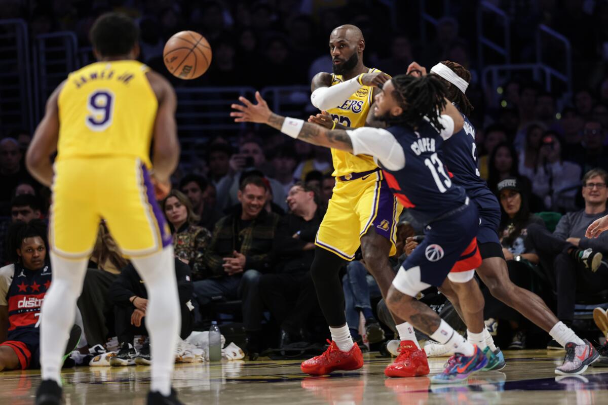 NBA: LeBron James firma un triple-doble y guía a los Lakers ante Wizards sin Doncic (120-101)