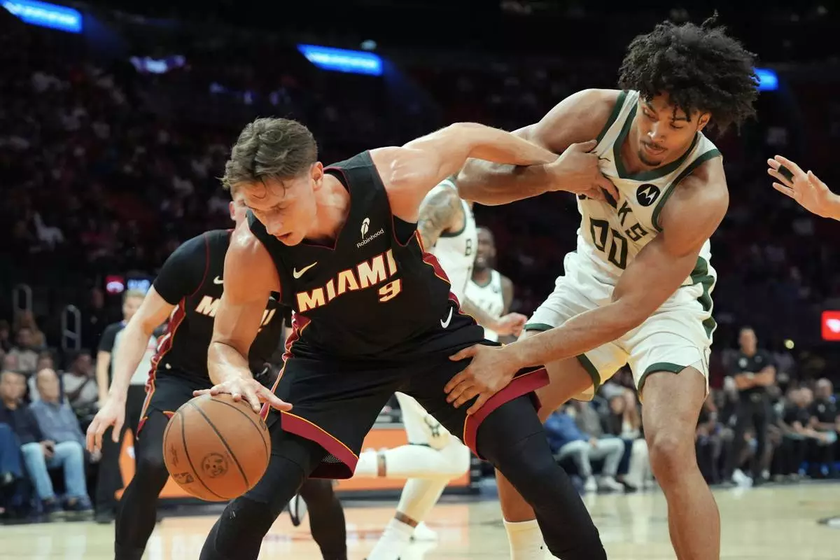 NBA: Pelle Larsson lidera a Miami Heat ante Milwaukee Bucks (112-105) y extiende la racha a siete victorias