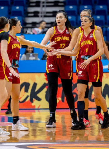 España cede ante una Italia que se jugaba el pase, 56-68