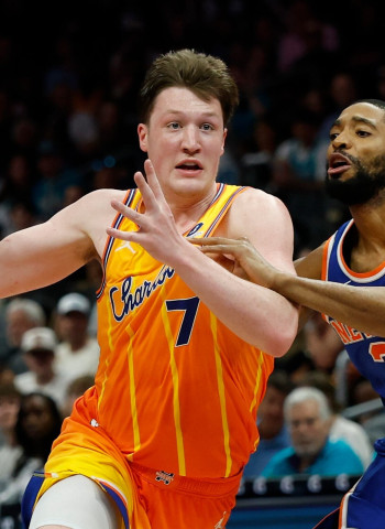 NBA: Kon Knueppel lidera a Charlotte Hornets y frena la racha de New York Knicks (114-103)