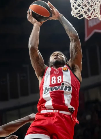 EuroLeague: Olympiacos supera a Baskonia (90-80) con el liderazgo de Sasha Vezenkov y Nikola Milutinov