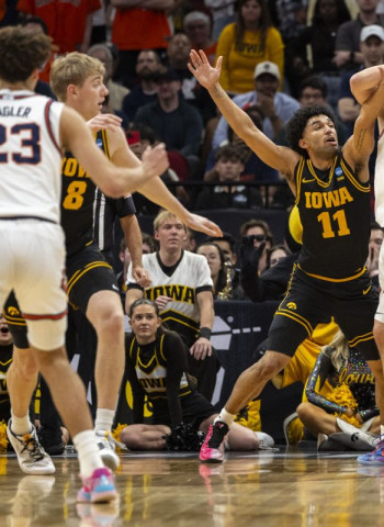 NCAA March Madness: Illinois elimina a Iowa y pone fin al sueño de Álvaro Folgueiras rumbo a la Final Four