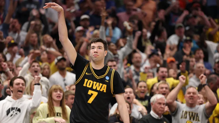 March Madness NCAA: Álvaro Folgueiras tumba al campeón Florida con un triple decisivo y mete a Iowa en el Sweet Sixteen (73-72)