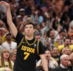 March Madness NCAA: Álvaro Folgueiras tumba al campeón Florida con un triple decisivo y mete a Iowa en el Sweet Sixteen (73-72)