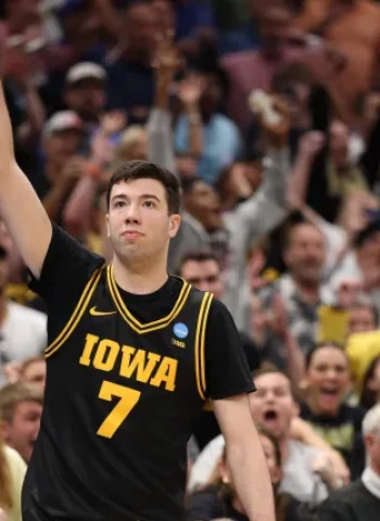 March Madness NCAA: Álvaro Folgueiras tumba al campeón Florida con un triple decisivo y mete a Iowa en el Sweet Sixteen (73-72)