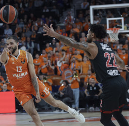Valencia Basket tira de casta para llevarse un partidazo ante el Olympiacos en el Roig Arena (85-84)