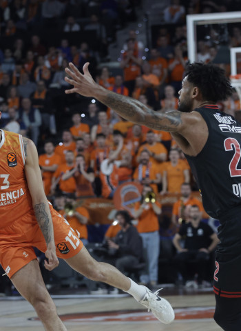 Valencia Basket tira de casta para llevarse un partidazo ante el Olympiacos en el Roig Arena (85-84)