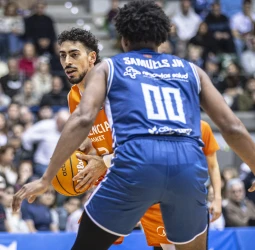 Valencia golpea tras el descanso y frena la reacción de Burgos (74-79)
