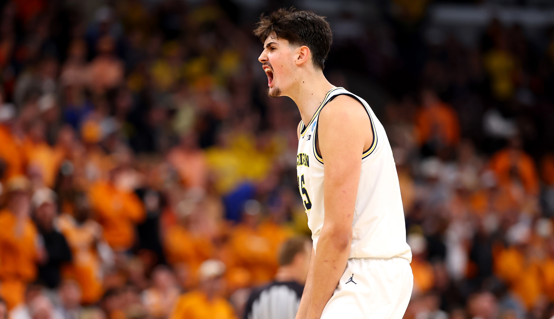 NCAA March Madness: Michigan arrolla a Tennessee con Aday Mara rumbo a la Final Four y UConn elimina a Duke con un triple milagroso