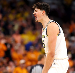 NCAA March Madness: Michigan arrolla a Tennessee con Aday Mara rumbo a la Final Four y UConn elimina a Duke con un triple milagroso
