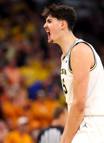 NCAA March Madness: Michigan arrolla a Tennessee con Aday Mara rumbo a la Final Four y UConn elimina a Duke con un triple milagroso