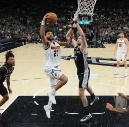 NBA: Nikola Jokić firma un triple-doble monumental y Jamal Murray lidera la remontada de Denver Nuggets ante San Antonio Spurs (136-131)