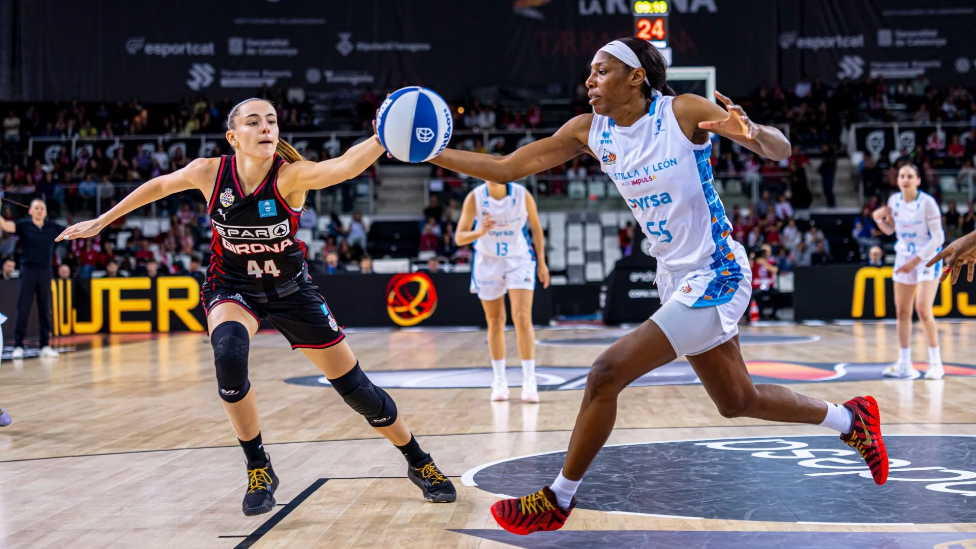 Un excelso Perfumerías Avenida atropella a Spar Girona y se convierte en el último semifinalista (53-76)