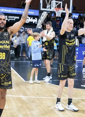 Marcelinho lidera el espectáculo en el Santiago Martín (99-76)