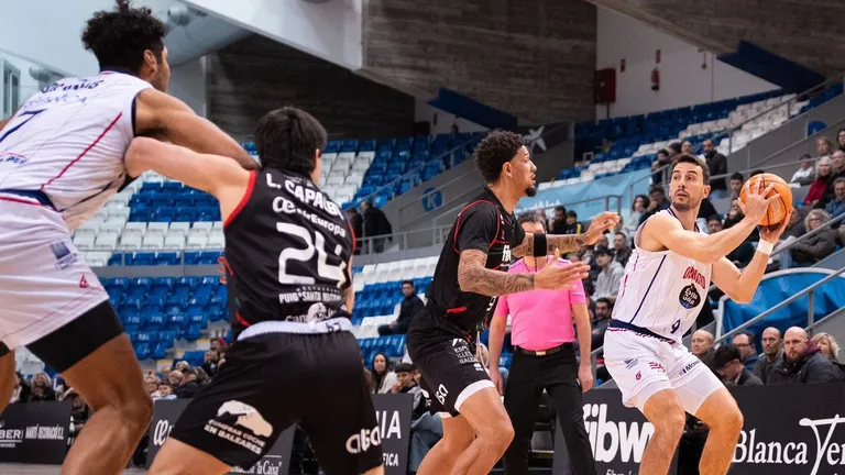 El Monbus Obradoiro cumple en Son Moix y supera con autoridad al Fibwi Mallorca (63-87)