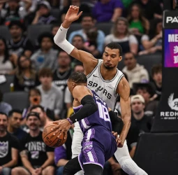 NBA: Victor Wembanyama lidera a San Antonio Spurs (132-104) ante Sacramento Kings en una victoria contundente a domicilio
