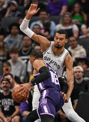 NBA: Victor Wembanyama lidera a San Antonio Spurs (132-104) ante Sacramento Kings en una victoria contundente a domicilio