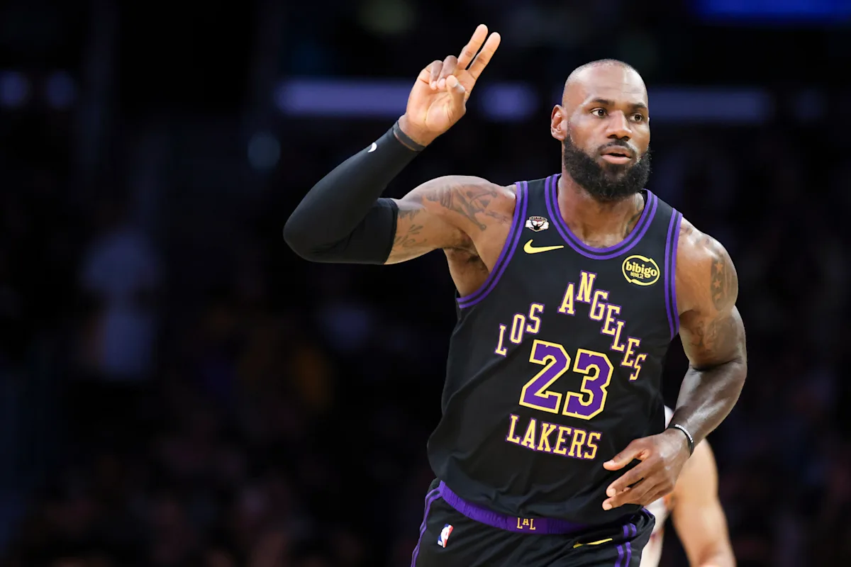 LeBron James Leads Lakers Past Suns, Secures Playoff Home-Court Advantage (101-73)