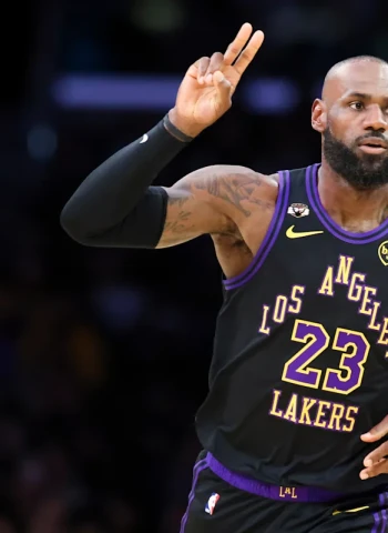 NBA: LeBron James lidera a Los Angeles Lakers ante Phoenix Suns y asegura ventaja de campo en playoffs (101-73)