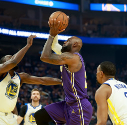 NBA: LeBron James lidera a Los Angeles Lakers ante unos Warriors sin Curry (119-103)