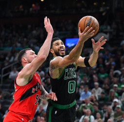 NBA: Boston Celtics doblegan a Toronto Raptors con el liderazgo de Tatum y Brown (115-101)