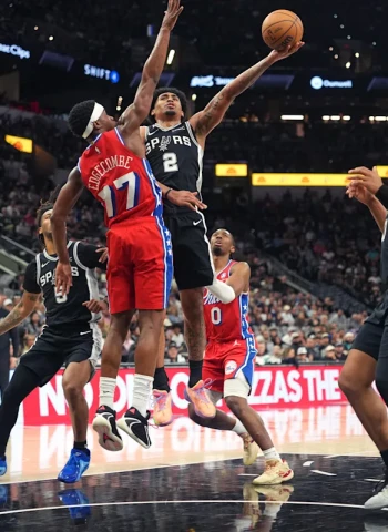 NBA: Stephon Castle lidera a los Spurs pese a la lesión de Wembanyama ante 76ers (115-102)