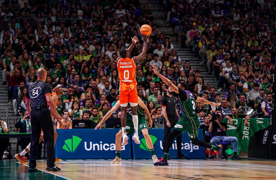 ACB: Valencia Basket asalta el Carpena con un Montero decisivo ante Unicaja (89-96)