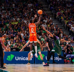 ACB: Valencia Basket asalta el Carpena con un Montero decisivo ante Unicaja (89-96)