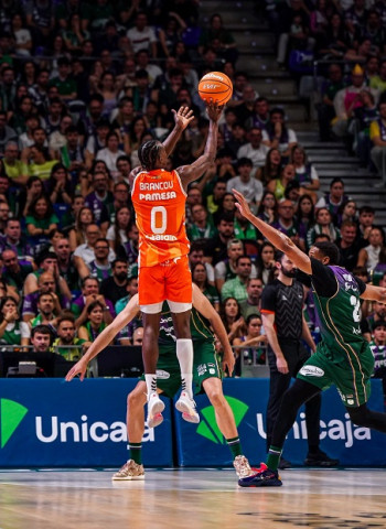 ACB: Valencia Basket asalta el Carpena con un Montero decisivo ante Unicaja (89-96)