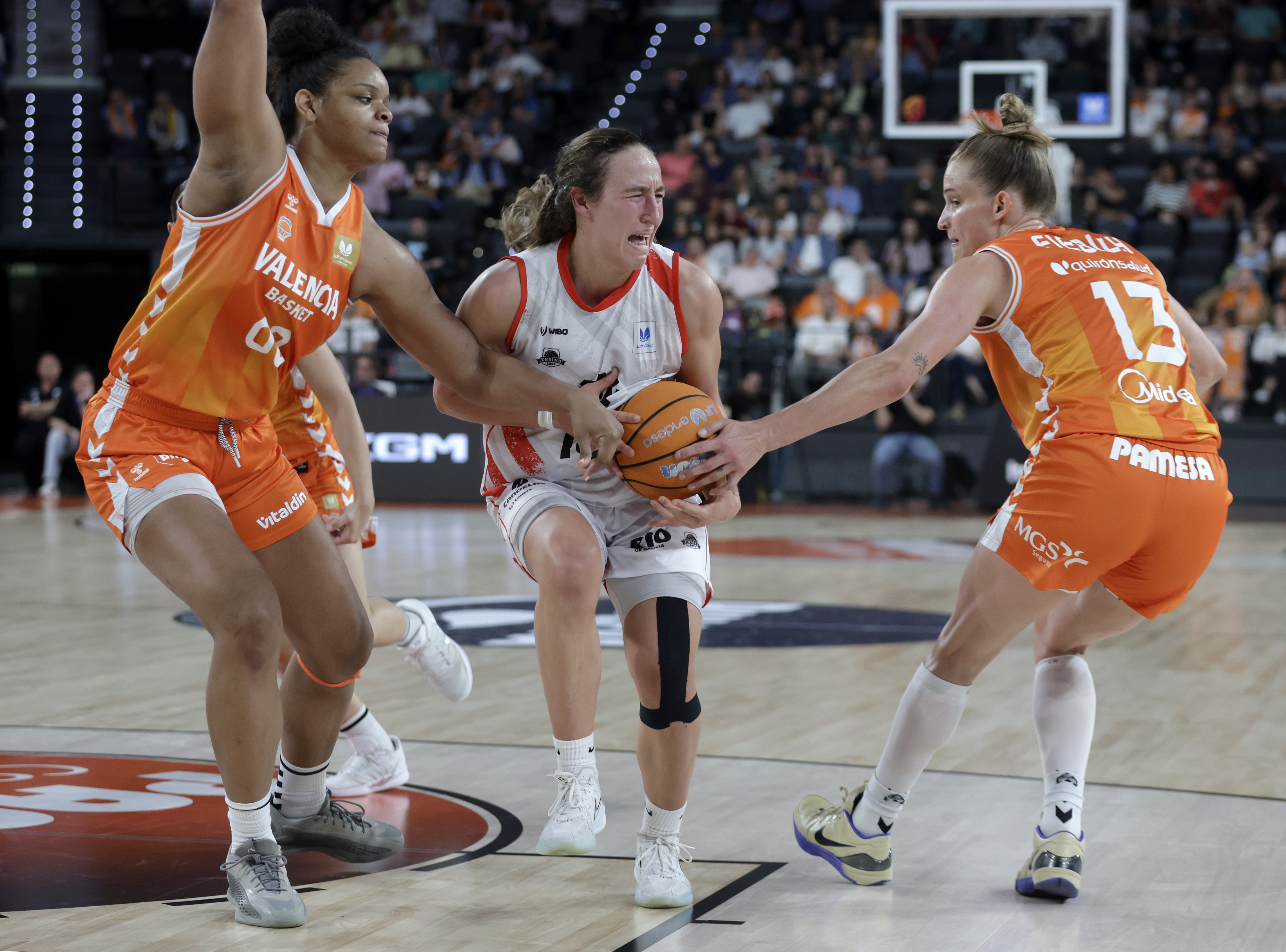 Ensino Stages Fourth-Quarter Comeback Against Lackluster Valencia Basket (62-70)