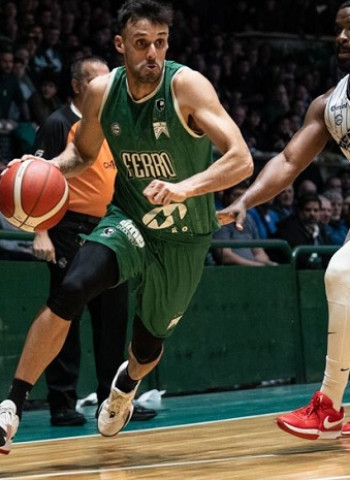 Ferro consiguió un triunfo agónico y está a un triunfo de la clasificación a cuartos de final, 80-78
